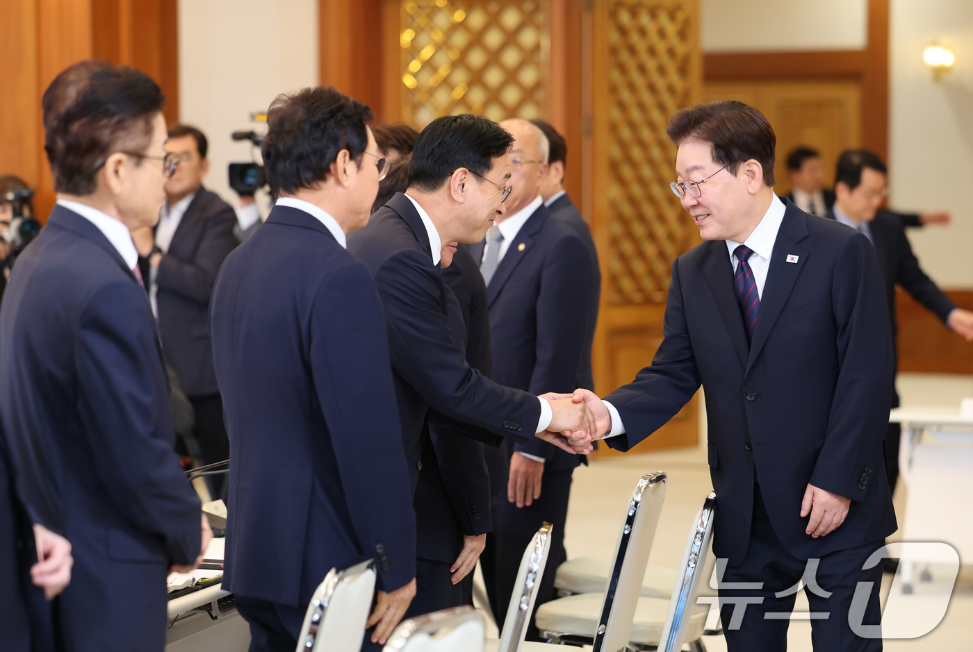 (서울=뉴스1) 이재명 기자 = 이재명 대통령이 26일 청와대에서 열린 제10회 중앙지방협력회의에 입장하며 악수를 나누고 있다. 2026.8.26/뉴스1