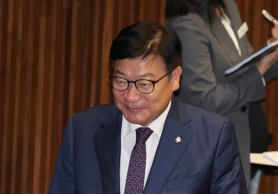 본회의 참석하는 정점식 원내대표