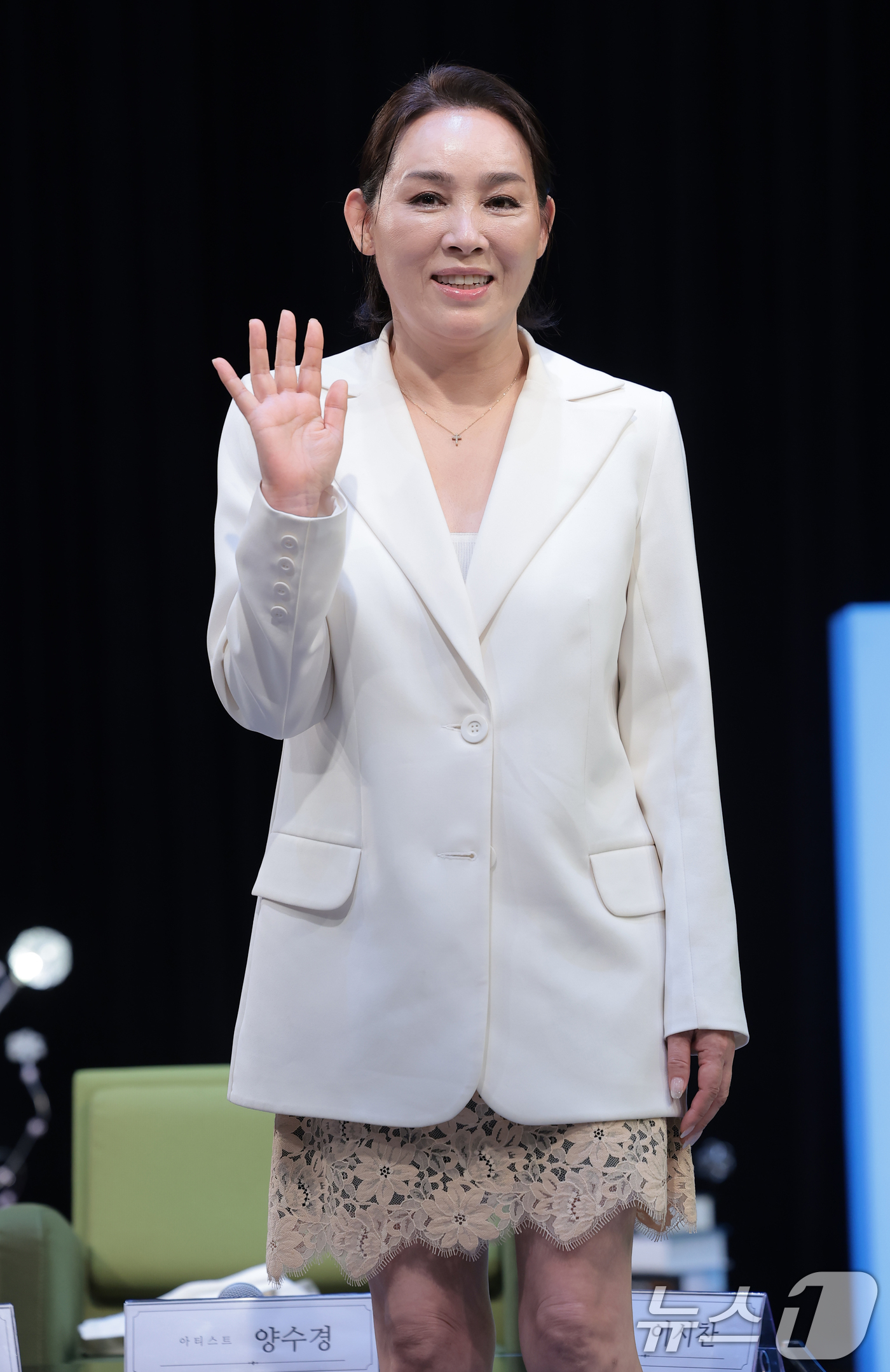 (서울=뉴스1) 권현진 기자 = 가수 양수경이 26일 오후 서울 마포구 YTN홀에서 열린 기자회견에서 포즈를 취하고 있다. 2026.8.26/뉴스1