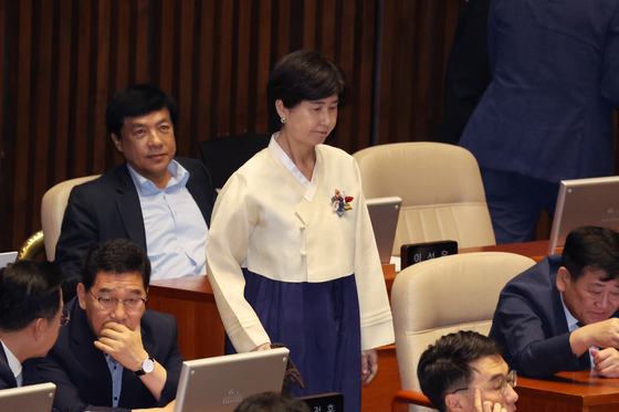 한복 입고 본회의 참석하는 백혜련 의원