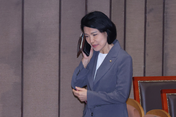 본회의 참석하는 이진숙