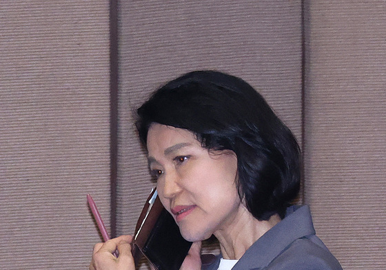 본회의장 통화하는 이진숙