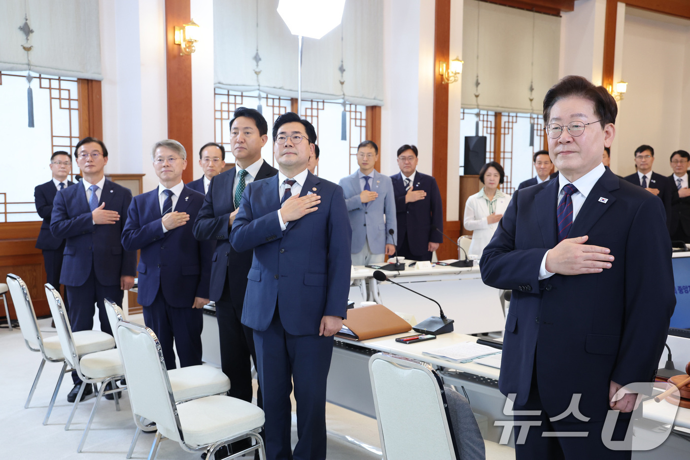 (서울=뉴스1) 이재명 기자 = 이재명 대통령이 26일 청와대에서 열린 제10회 중앙지방협력회의에서 국민의례를 하고 있다. 2026.8.26/뉴스1