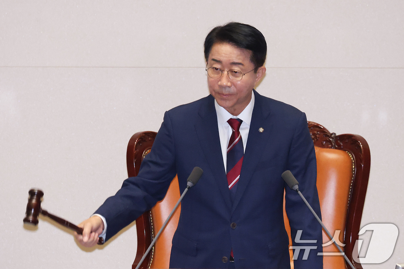 (서울=뉴스1) 신웅수 기자 = 조정식 국회의장이 26일 서울 여의도 국회에서 열린 제438회국회(임시회) 제2차 본회의에서 의사봉을 두드리고 있다. 2026.8.26/뉴스1