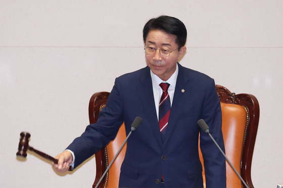 의사봉 두드리는 조정식 의장