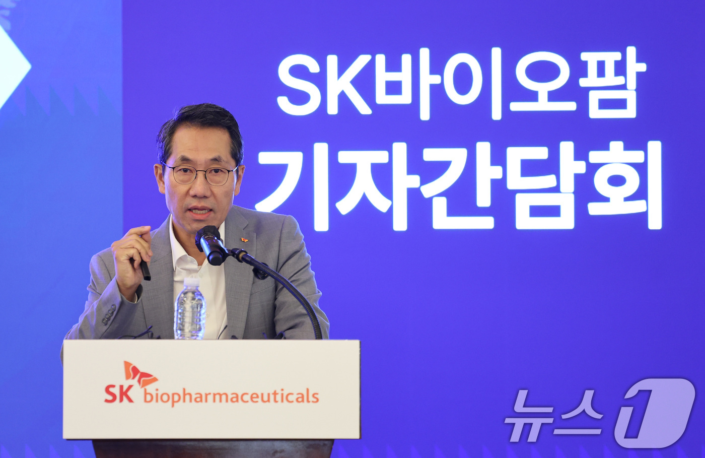 (서울=뉴스1) 박지혜 기자 = 이동훈 SK바이오팜 대표이사 사장이 26일 서울 소공동 웨스틴 조선 서울에서 열린 SK바이오팜 긴급 기자간담회에서 후기 임상 단계의 뇌전증 신약 후 …