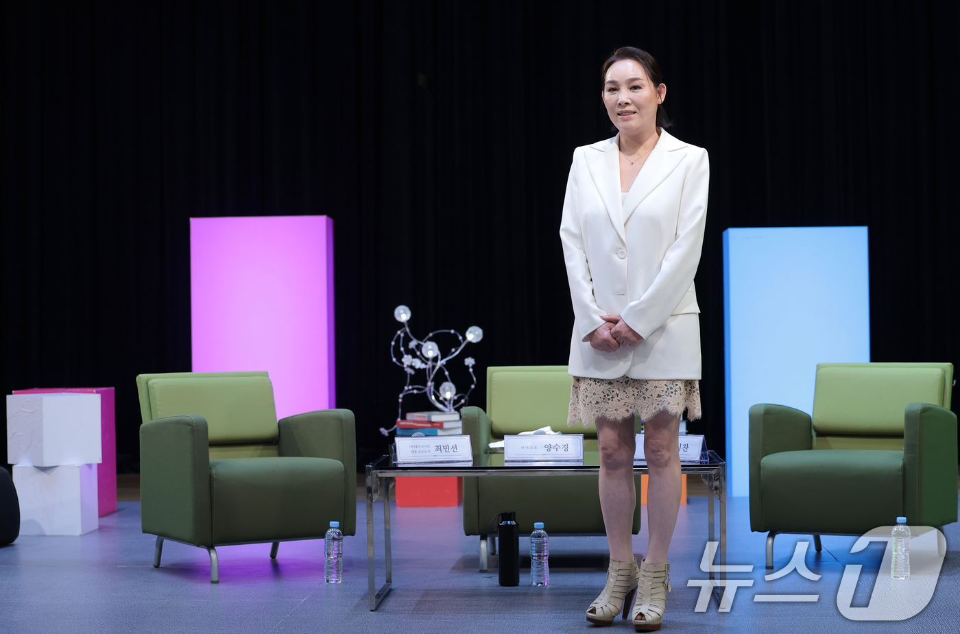 (서울=뉴스1) 권현진 기자 = 가수 양수경이 26일 오후 서울 마포구 YTN홀에서 열린 기자회견에서 포즈를 취하고 있다. 2026.8.26/뉴스1