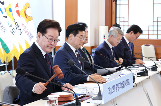 의사봉 두드리는 이재명 대통령