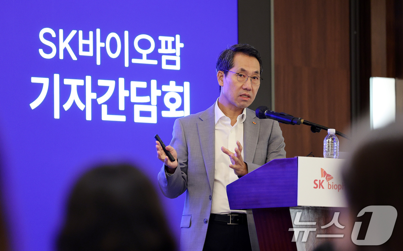 (서울=뉴스1) 박지혜 기자 = 이동훈 SK바이오팜 대표이사 사장이 26일 서울 소공동 웨스틴 조선 서울에서 열린 SK바이오팜 긴급 기자간담회에서 후기 임상 단계의 뇌전증 신약 후 …