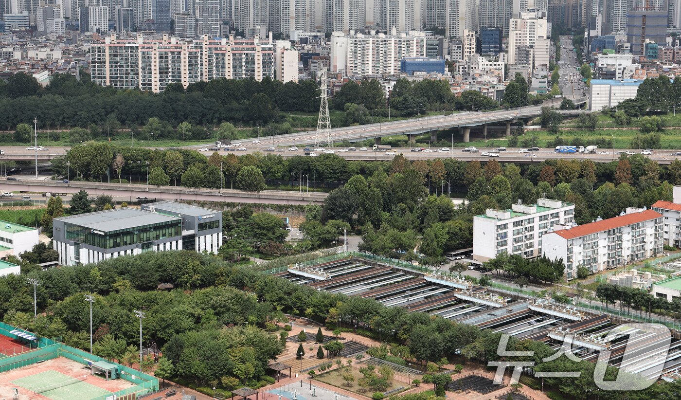 본문 이미지 - 서울 강남구 탄천물재생센터 부지에 주택을 공급하는 방안이 용산공원 개발의 대안으로 검토되고 있다. 오세훈 서울시장은 26일 김윤덕 국토교통부 장관과의 회동에서 용산공원 보존 입장을 재확인하며 탄천물재생센터 ‘동남권 청년 특화 산업단지’ 구상을 정식 제안했고, 김 장관도 주택 공급 가능성을 적극 검토하겠다고 밝혔다. 2026.8.26 ⓒ 뉴스1 이종수 기자