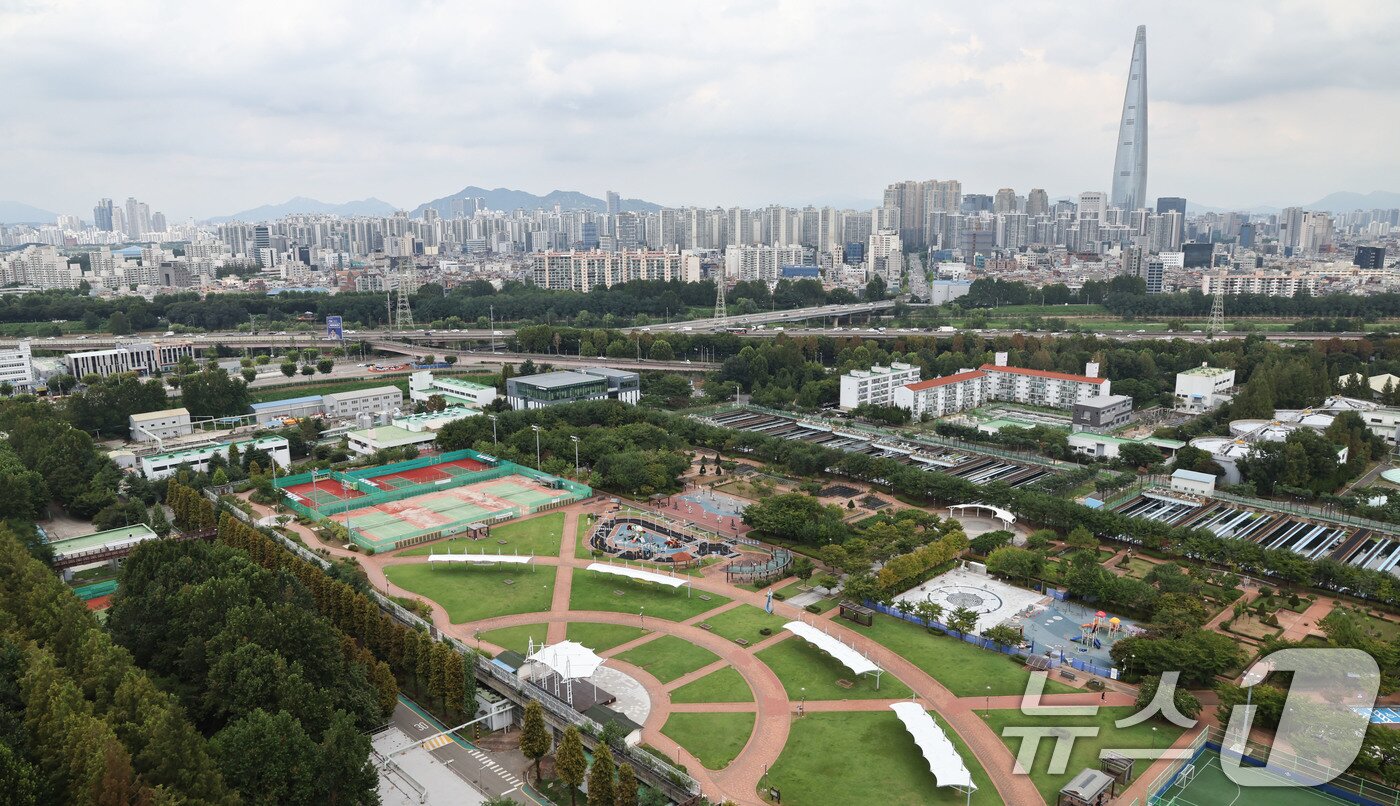 본문 이미지 - 서울 강남구 탄천물재생센터 부지에 주택을 공급하는 방안이 용산공원 개발의 대안으로 검토되고 있다. 서울 강남구 탄천물재생센터와 마루공원 일대. 2026.8.26 ⓒ 뉴스1 이종수 기자