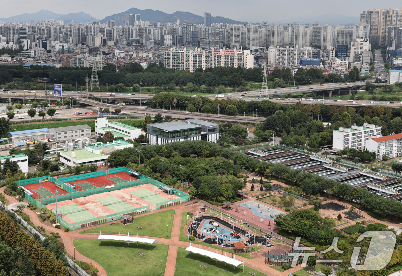 (서울=뉴스1) 이종수 기자 = 서울 강남구 탄천물재생센터 부지에 주택을 공급하는 방안이 용산공원 개발의 대안으로 검토되고 있다. 오세훈 서울시장은 26일 김윤덕 국토교통부 장관과 …