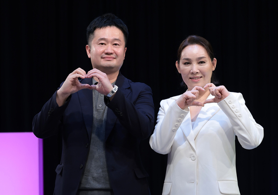 포즈 취하는 최민선 대표와 양수경