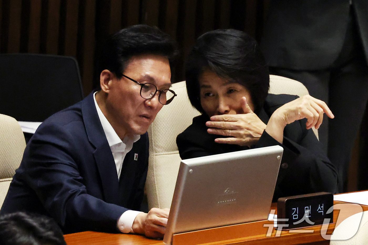 (서울=뉴스1) 황기선 기자 = 더불어민주당 김민석 대표와 최민희 최고위원이 26일 오후 서울 여의도 국회에서 열린 제438회국회(임시회) 제2차 본회의에서 대화를 나누고 있다. …