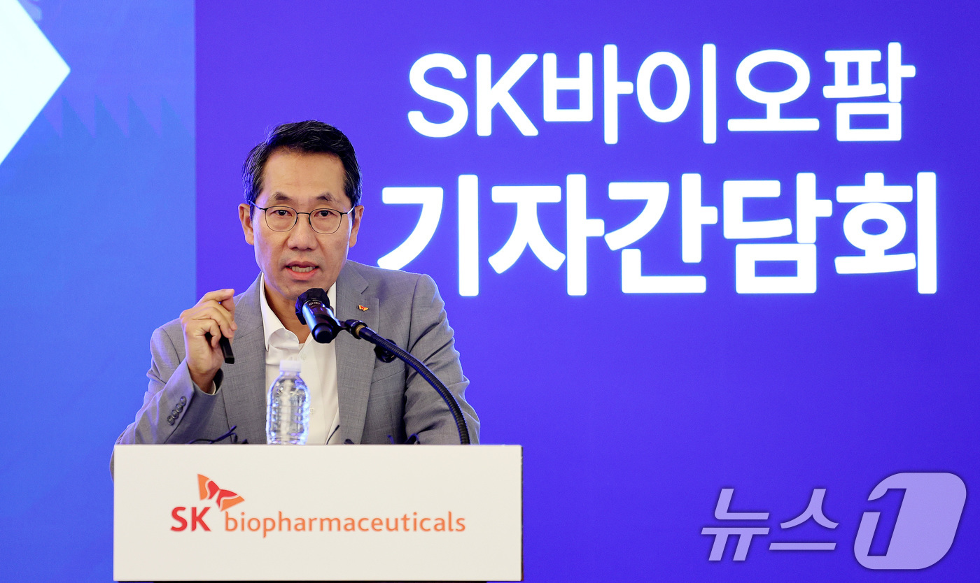 (서울=뉴스1) 박지혜 기자 = 이동훈 SK바이오팜 대표이사 사장이 26일 서울 소공동 웨스틴 조선 서울에서 열린 SK바이오팜 긴급 기자간담회에서 후기 임상 단계의 뇌전증 신약 후 …
