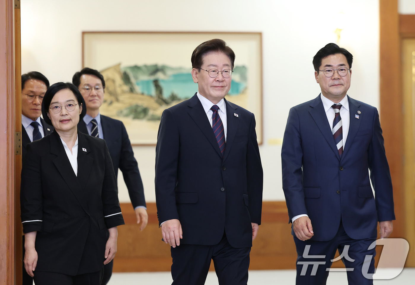 (서울=뉴스1) 이재명 기자 = 이재명 대통령이 26일 청와대에서 열린 제10회 중앙지방협력회의에 입장하고 있다. 왼쪽부터 한성숙 국무총리, 이 대통령, 박찬대 시도지사협의회장. …