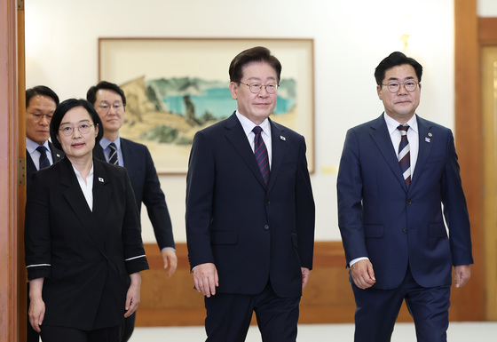 중앙지방협력회의 입장하는 이재명 대통령