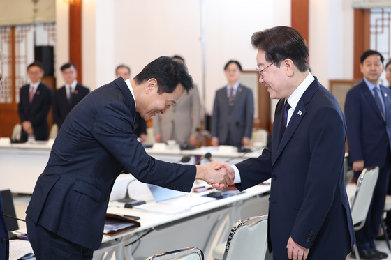 악수 나누는 이재명 대통령·오세훈 서울시장