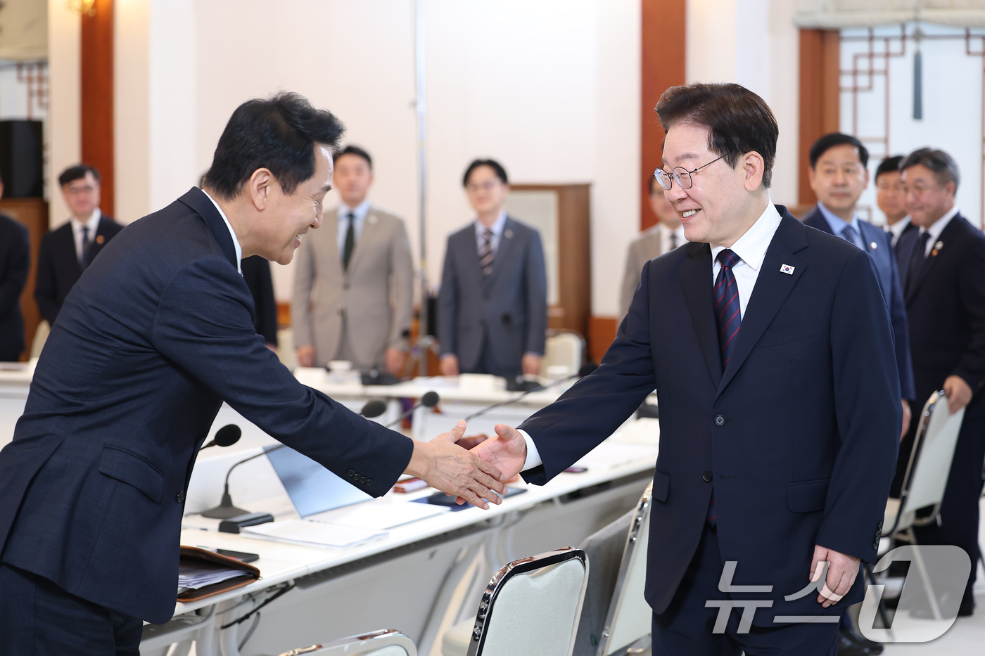(서울=뉴스1) 이재명 기자 = 이재명 대통령이 26일 청와대에서 열린 제10회 중앙지방협력회의에서 오세훈 서울시장과 악수를 나누고 있다. 2026.8.26/뉴스1