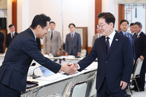 이재명 대통령, 오세훈 서울시장과 악수