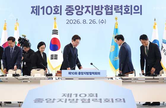 자리에 착석하는 이재명 대통령