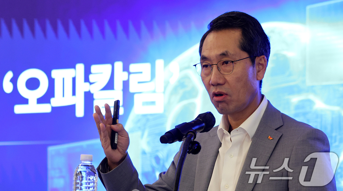 (서울=뉴스1) 박지혜 기자 = 이동훈 SK바이오팜 대표이사 사장이 26일 서울 소공동 웨스틴 조선 서울에서 열린 SK바이오팜 긴급 기자간담회에서 후기 임상 단계의 뇌전증 신약 후 …