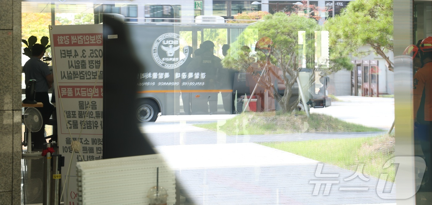 (전주=뉴스1) 유경석 기자 = 26일 전북 전주시 전주지방법원에서 폭발물 설치 신고 접수에 출동한 경찰과 소방관들이 수색 작업을 하고 있다. 2026.8.26/뉴스1