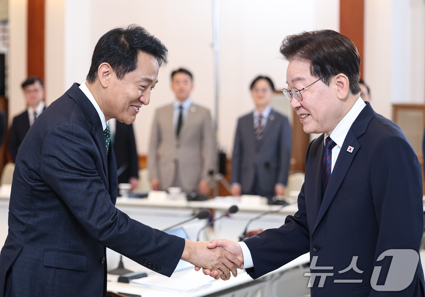 (서울=뉴스1) 이재명 기자 = 이재명 대통령과 오세훈 서울시장이 26일 청와대에서 열린 제10회 중앙지방협력회의에서 인사를 나누고 있다. 2026.8.26/뉴스1