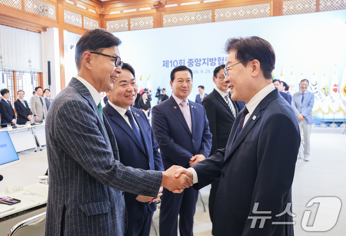 (서울=뉴스1) 이재명 기자 = 이재명 대통령과 김철우 보성군수가 26일 청와대에서 열린 제10회 중앙지방협력회의에서 인사를 나누고 있다. 2026.8.26/뉴스1