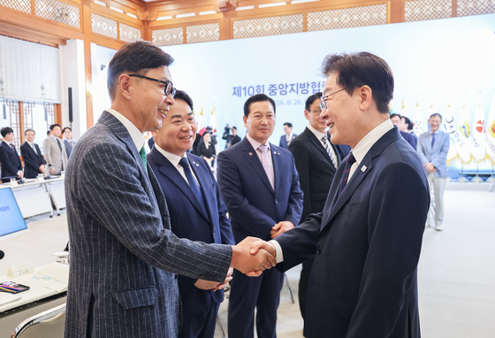 인사 나누는 이재명 대통령·김철우 보성군수