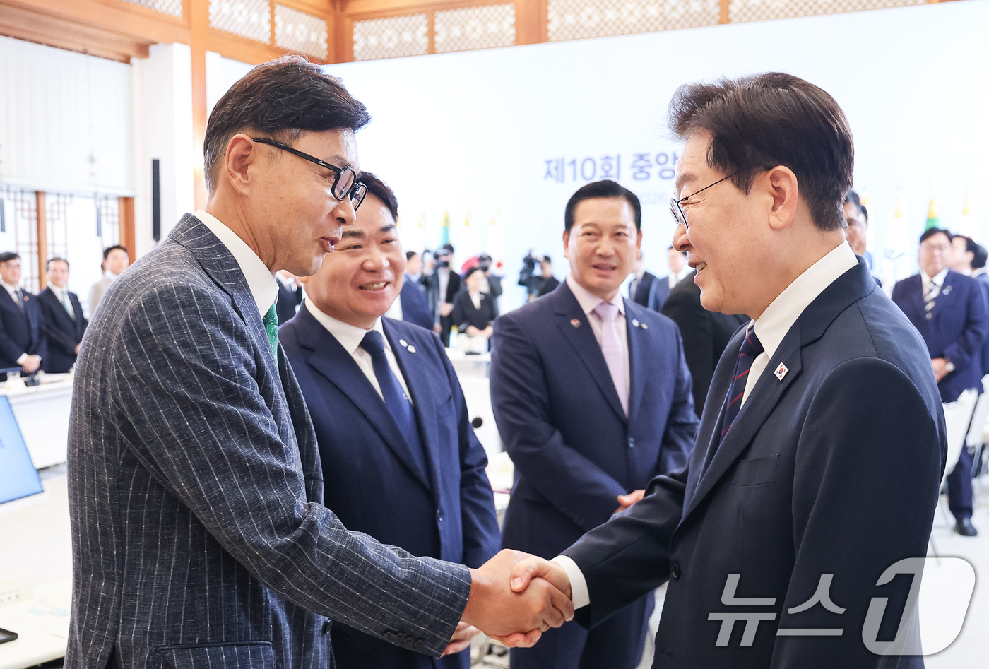 (서울=뉴스1) 이재명 기자 = 이재명 대통령과 김철우 보성군수가 26일 청와대에서 열린 제10회 중앙지방협력회의에서 인사를 나누고 있다. 2026.8.26/뉴스1