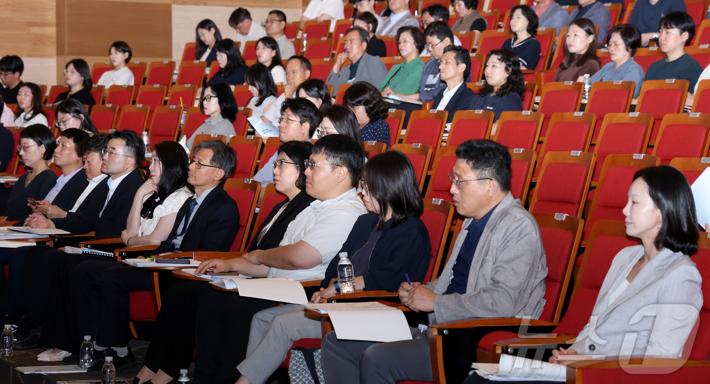 (세종=뉴스1) 김기남 기자 = 국민권익위원회 주최로 26일 세종시 정부세종청사 대강당에서 열린 2026년 하반기 지방정부 감사관 회의에 참석한 관계자들이 이명순 부위위원장의 발언 …