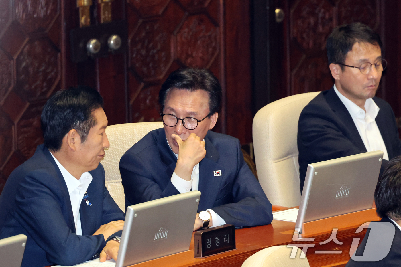 (서울=뉴스1) 황기선 기자 = 더불어민주당 김민석 대표와 정청래 의원이 26일 오후 서울 여의도 국회에서 열린 제438회국회(임시회) 제2차 본회의에서 대화를 나누고 있다.오른쪽 …