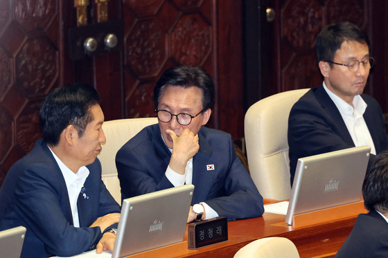대화 나누는 더불어민주당 전·현 대표