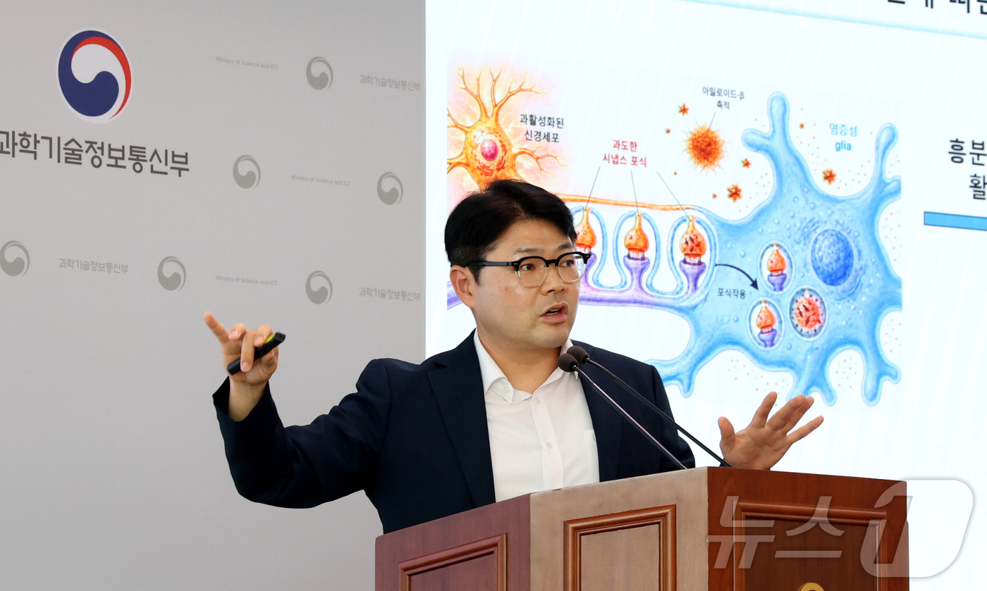 (세종=뉴스1) 김기남 기자 = 정원석 기초과학연구원(IBS) 혈관연구단 부단장이 지난 26일 세종시 정부세종청사에서 알츠하이머 초기질환 진행 촉발하는 새로운 흥분성 신경세포 및 …