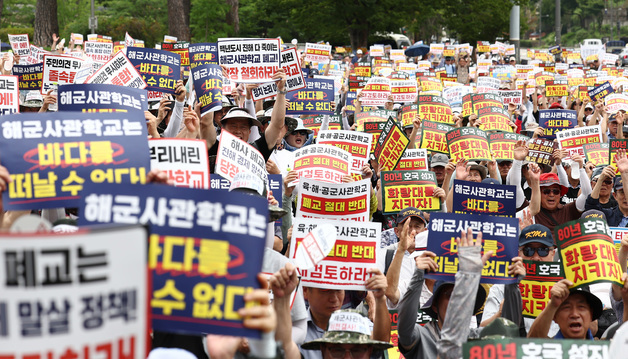 '사관학교 통합' 반대 58%…전작권 환수는 '임기 내' 소폭 우세 [갤럽]