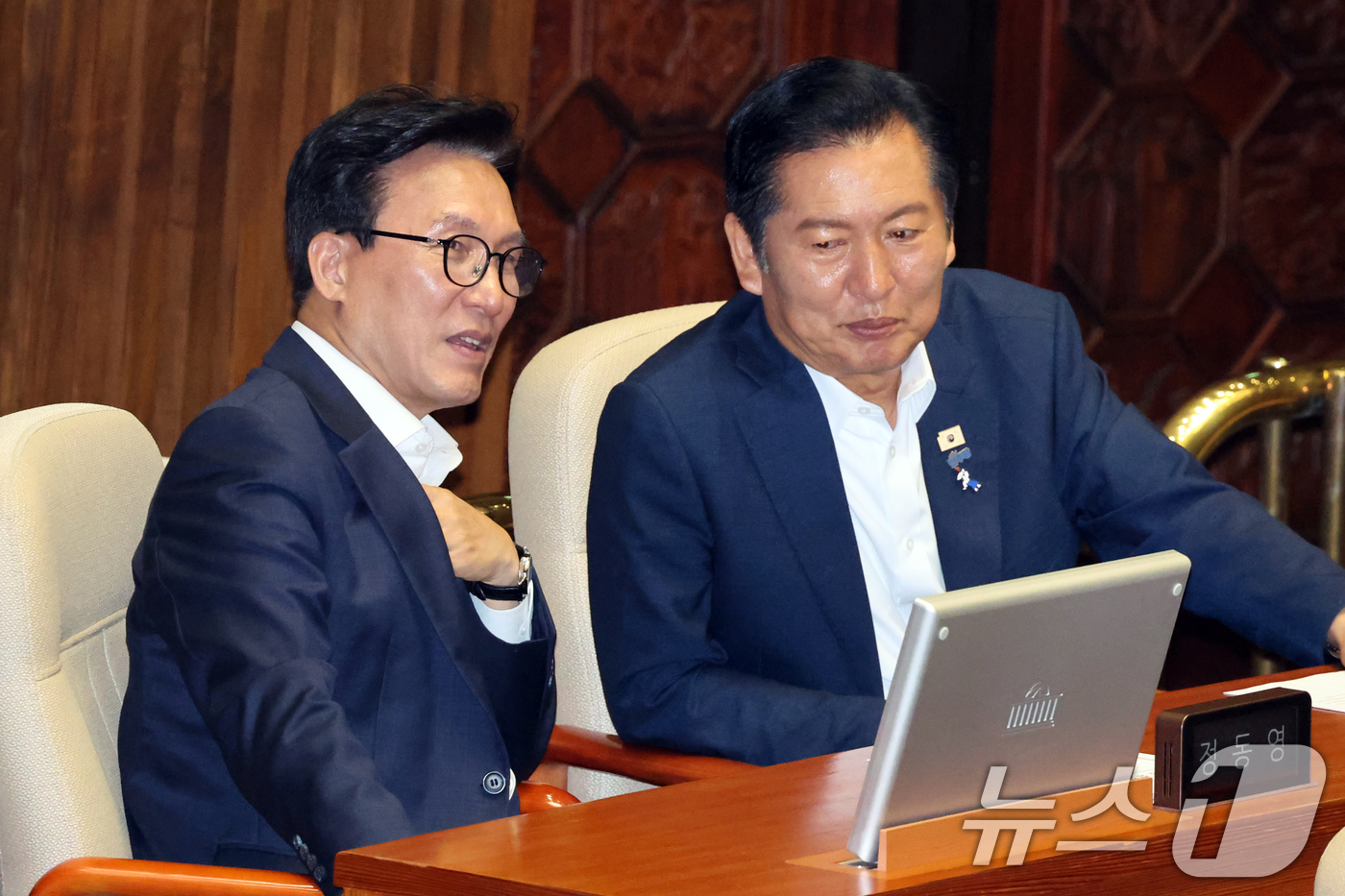(서울=뉴스1) 황기선 기자 = 더불어민주당 김민석 대표와 정청래 의원이 26일 오후 서울 여의도 국회에서 열린 제438회국회(임시회) 제2차 본회의에서 대화를 나누고 있다. 20 …