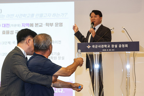 사관학교 통합 찬성 패널 두진호, 육사 동창회 '좌표찍기'에 실직