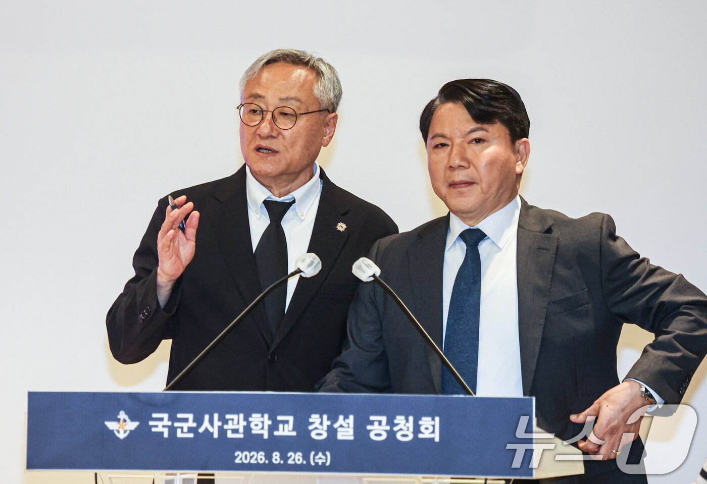 본문 이미지 - 26일 오후 서울 용산구 국방컨벤션에서 열린 국군사관학교 창설 공청회에서 박판준 육군사관학교 총동창회장(왼쪽)이 김홍철 국방부 국방정책실장의 발언 중 올라와 말하고 있다. (공동취재) 2026.8.26 ⓒ 뉴스1 최지환 기자