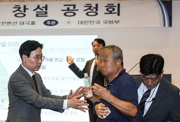 [기자의 눈] 욕설·비방·편 가르기만 남은 '어른'들의 공청회