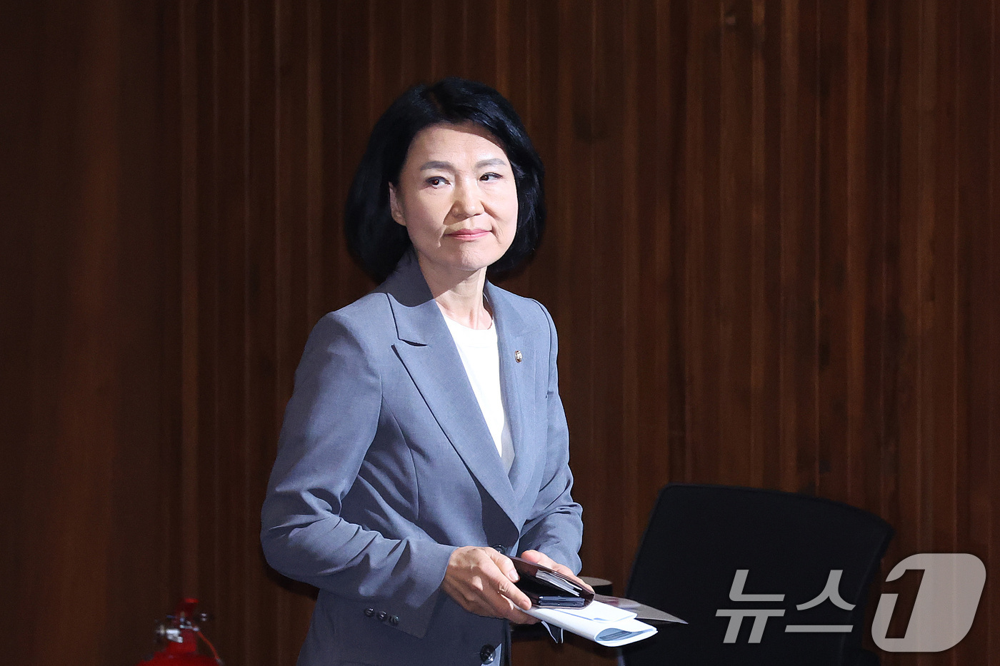 (서울=뉴스1) 신웅수 기자 = 이진숙 국민의힘 의원이 26일 서울 여의도 국회에서 열린 제438회국회(임시회) 제2차 본회의에서 자신에 대한 제명 촉구 결의안이 상정되자 본회의장 …