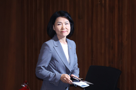 본회의 퇴장하는 이진숙