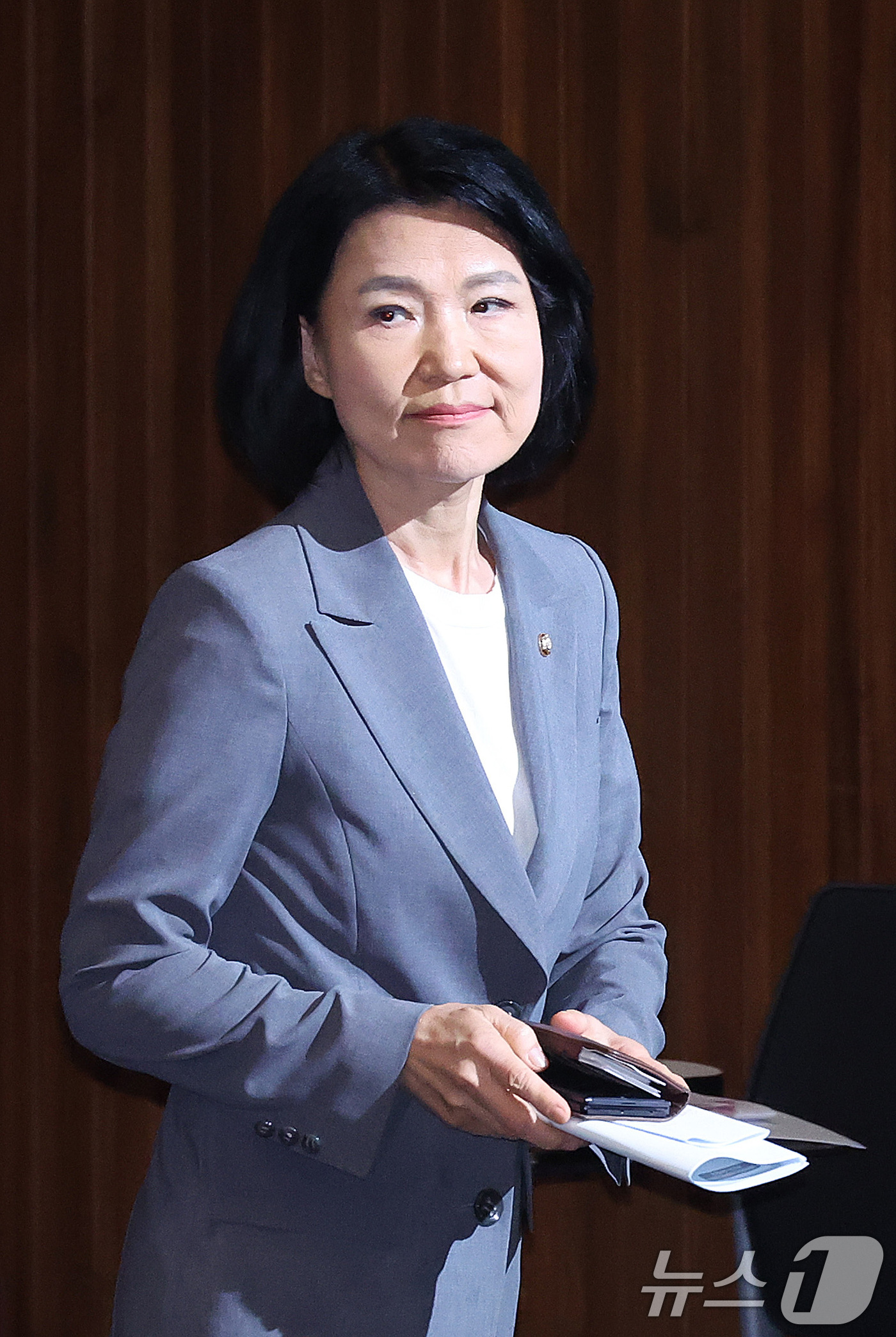 (서울=뉴스1) 신웅수 기자 = 이진숙 국민의힘 의원이 26일 서울 여의도 국회에서 열린 제438회국회(임시회) 제2차 본회의에서 자신에 대한 제명 촉구 결의안이 상정되자 본회의장 …