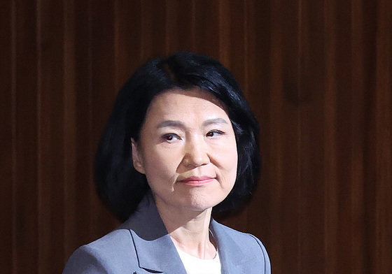 제명 촉구 결의안 표결 앞두고 퇴장하는 이진숙