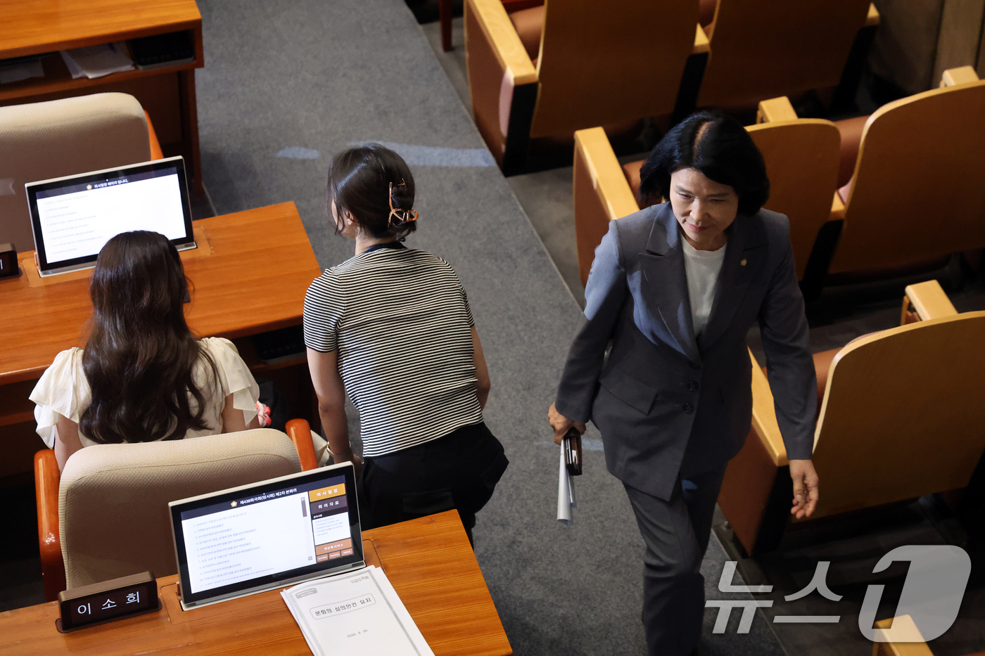 (서울=뉴스1) 황기선 기자 = 이진숙 국민의힘 의원이 26일 서울 여의도 국회에서 열린 제438회국회(임시회) 제2차 본회의에서 자신에 대한 제명 촉구 결의안이 상정되자 본회의장 …