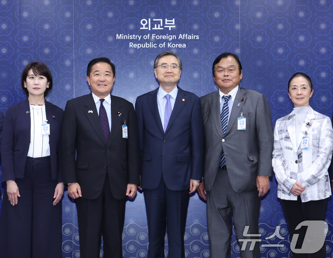 (서울=뉴스1) 김명섭 기자 = 조현(가운데) 외교부 장관과 나가시마 아키히사(왼쪽 두번째) 일한의원연맹 간사장 등 일본 의원단이 26일 오후 서울 종로구 외교부에서 접견하며 기념 …