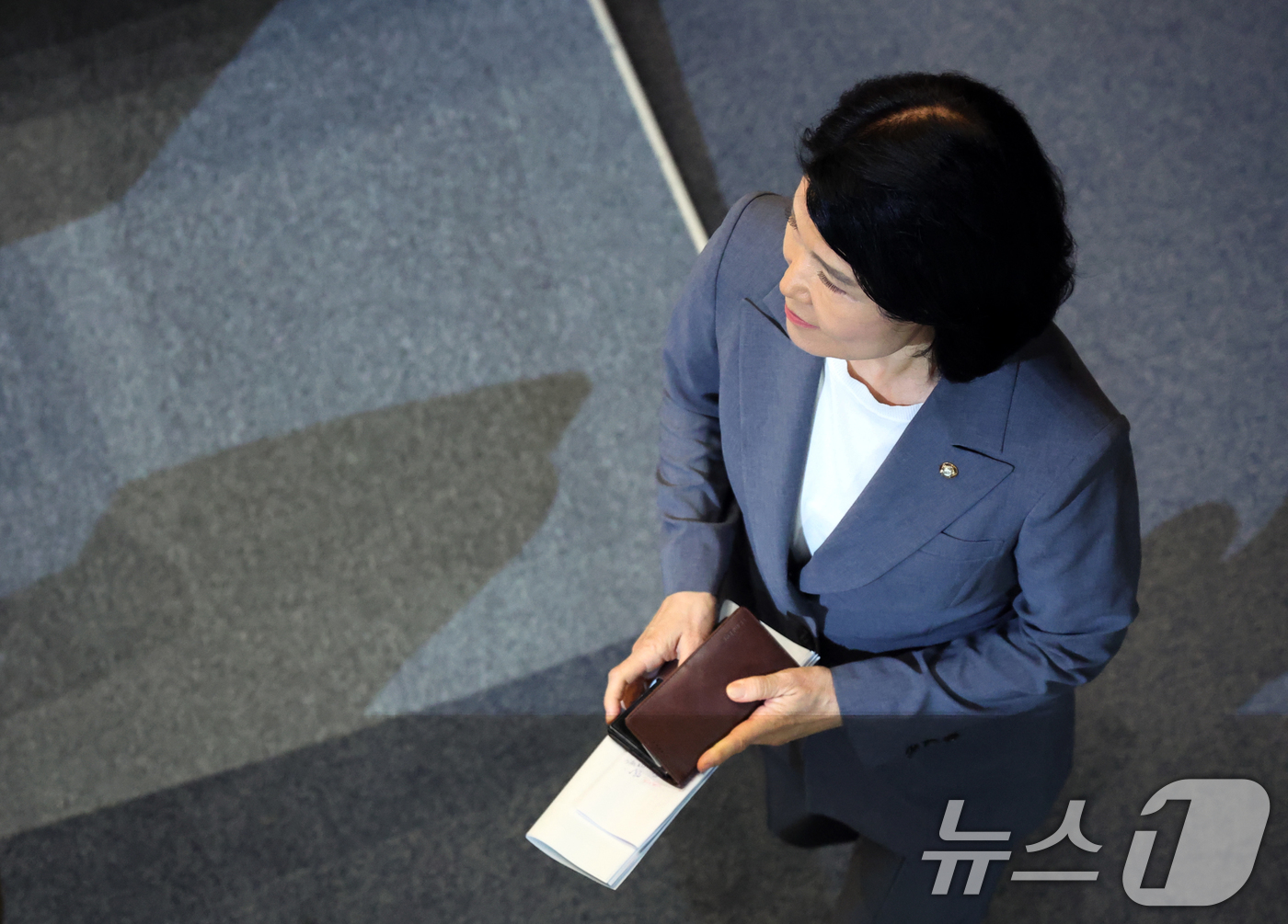 (서울=뉴스1) 황기선 기자 = 이진숙 국민의힘 의원이 26일 서울 여의도 국회에서 열린 제438회국회(임시회) 제2차 본회의에서 자신에 대한 제명 촉구 결의안이 상정되자 본회의장 …