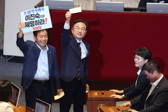 투표하는 신장식·윤종오