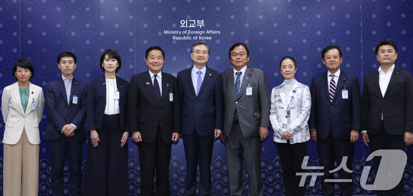 (서울=뉴스1) 김명섭 기자 = 조현(왼쪽 다섯번째) 외교부 장관과 나가시마 아키히사(왼쪽 네번째) 일한의원연맹 간사장 등 일본 의원단이 26일 오후 서울 종로구 외교부에서 접견하 …