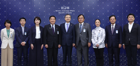 조현 외교장관, 일본 의원단과 한일 협력 방안 논의